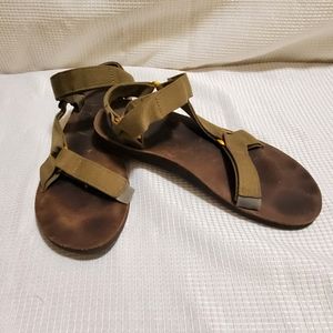 TEVA Mens sandals SIZE 10 Canvas and leather Olive Green velcro closure Used